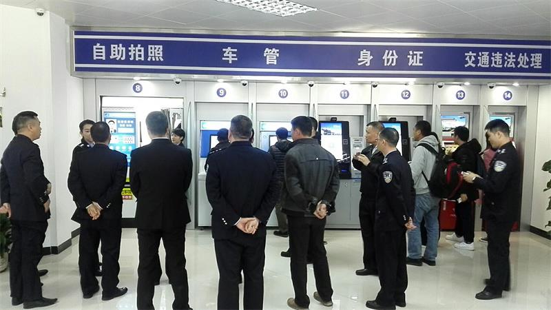 中山市領導一行視察華視電子多功能警務一體機